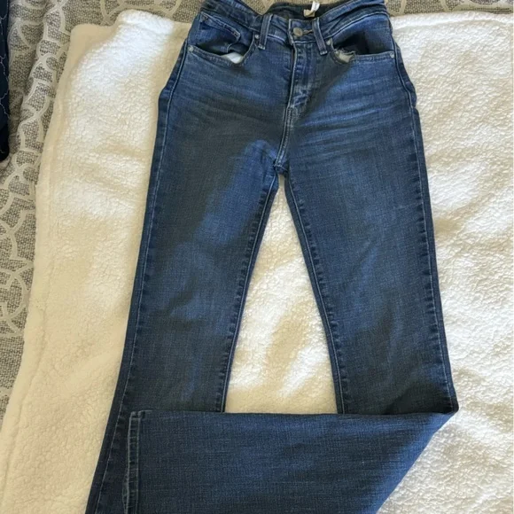 These jeans are in great condition. They didn’t fit me anymore after pregnancy. - Picture 4 of 10